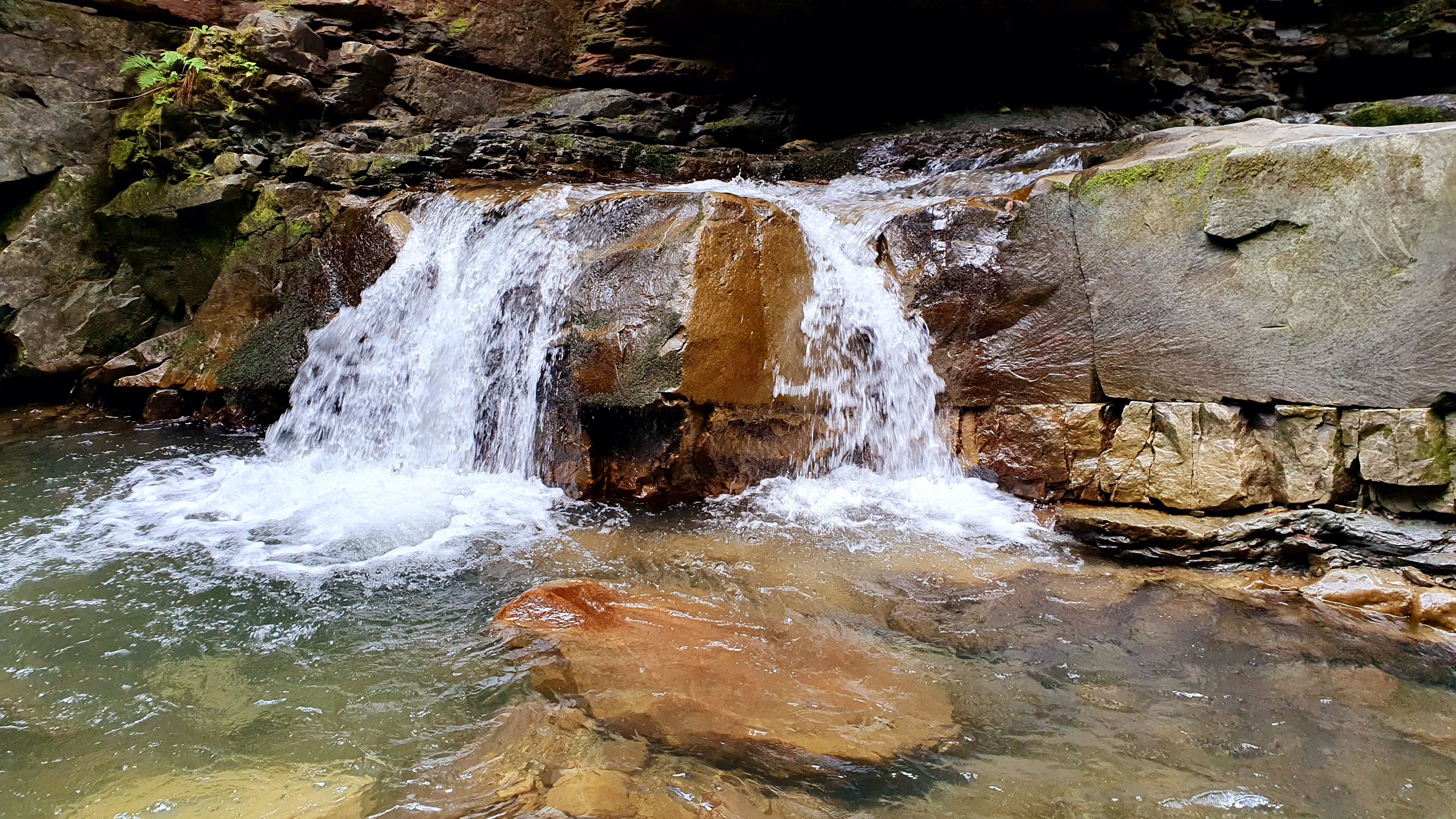 Водоспад Дівочі сльози поблизу Яремче в Карпатах