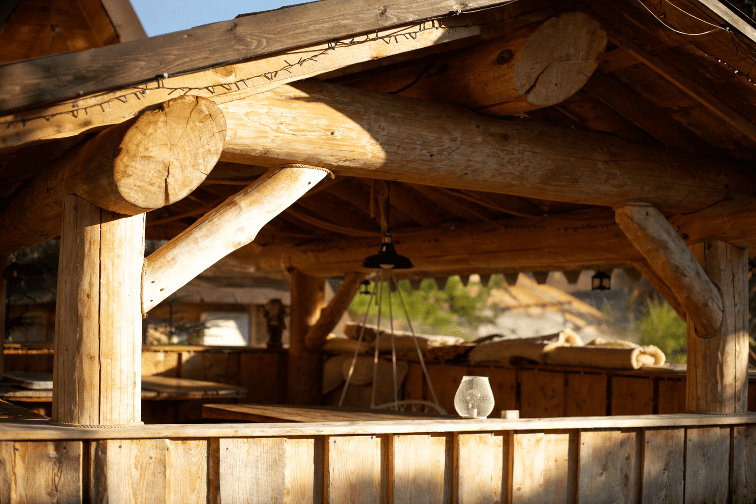 Дерев'яний інтер’єр котеджу Wood Life для святкувань та корпоративів